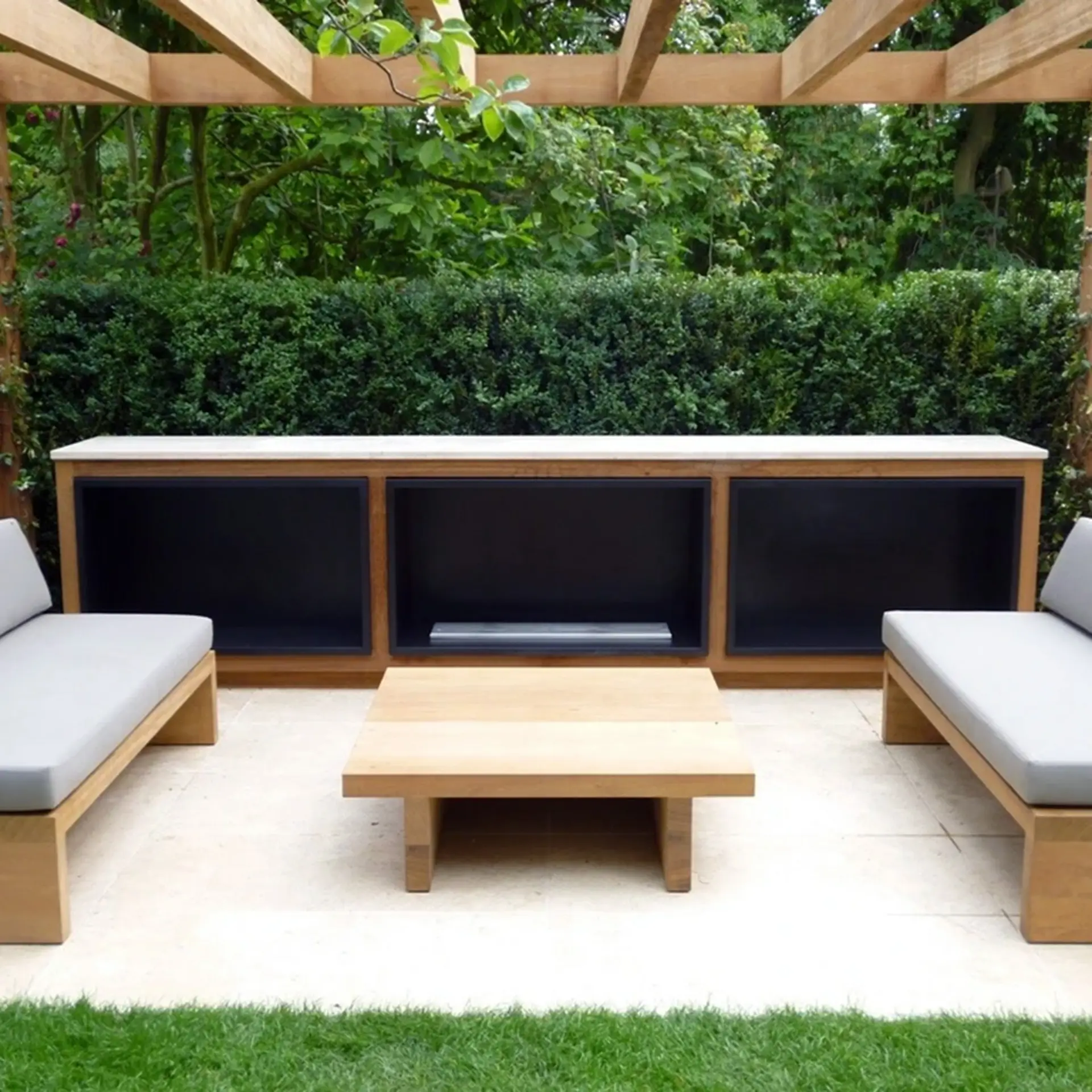 Custom hardwood pergola with outdoor seating area made by EMH Joinery